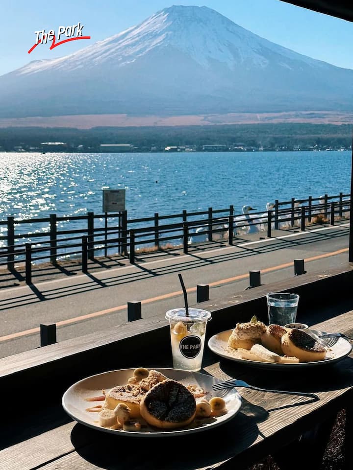 A cafe with a stunning view of Mount Fuji: THE PARK