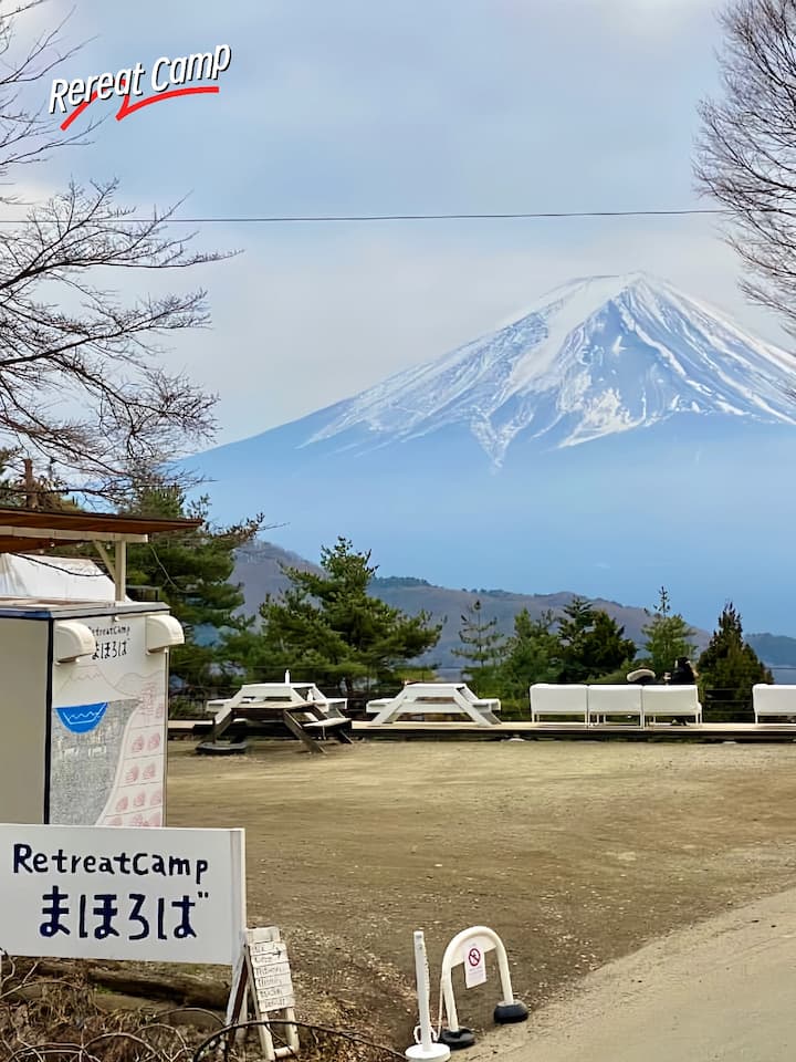 A cafe with a stunning view of Mount Fuji: Retreat Camp Mahoroba