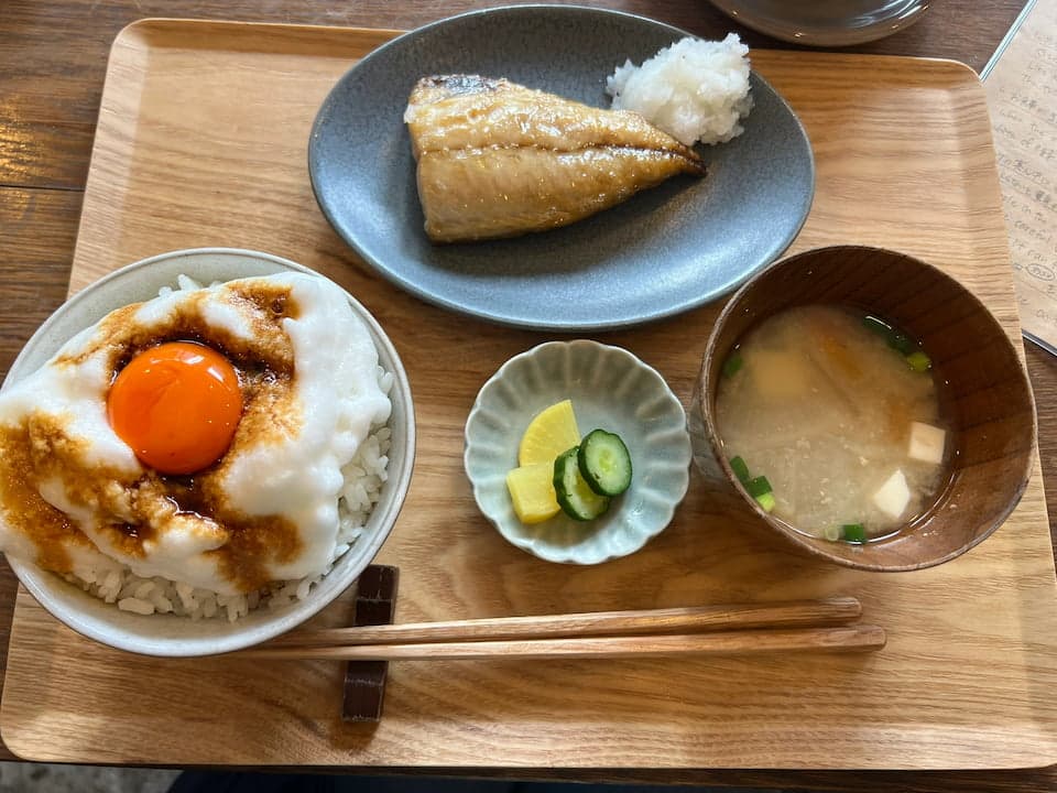 Fueling up with the signature cloud egg rice at the popular Cafe Yoridokoro in Kamakura