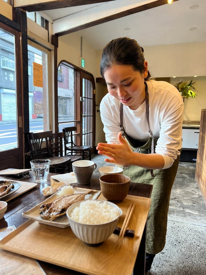 Waitress demonstrating how to make fluffy cloud egg rice at Cafe Yoridokoro in Kamakura