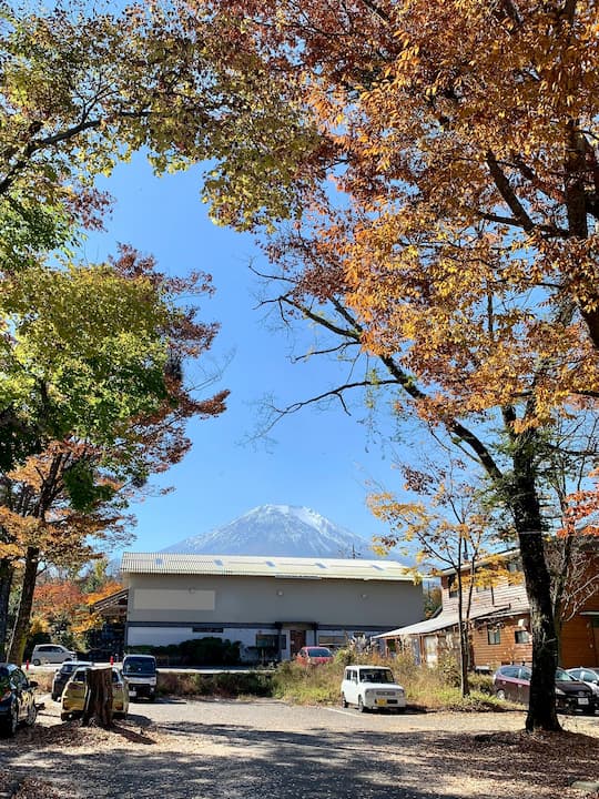  The Fuji Matsuzono Hotel with the majestic Mount Fuji in the background, creating a picturesque scenery