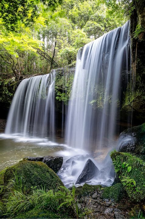 The graceful and elegant flow of Nabegataki Falls in Kumamoto, Japan