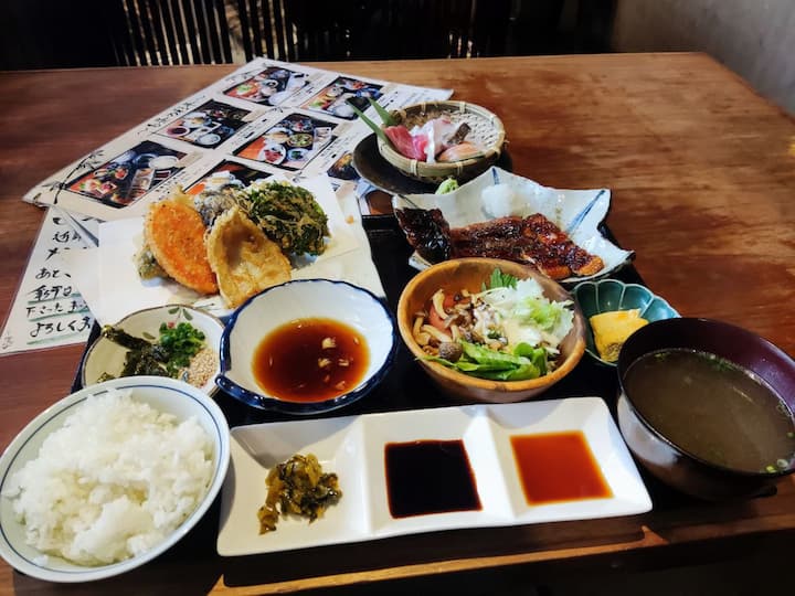 The set meals provided by most restaurants in Tokyo include a main dish, side dishes, and soup