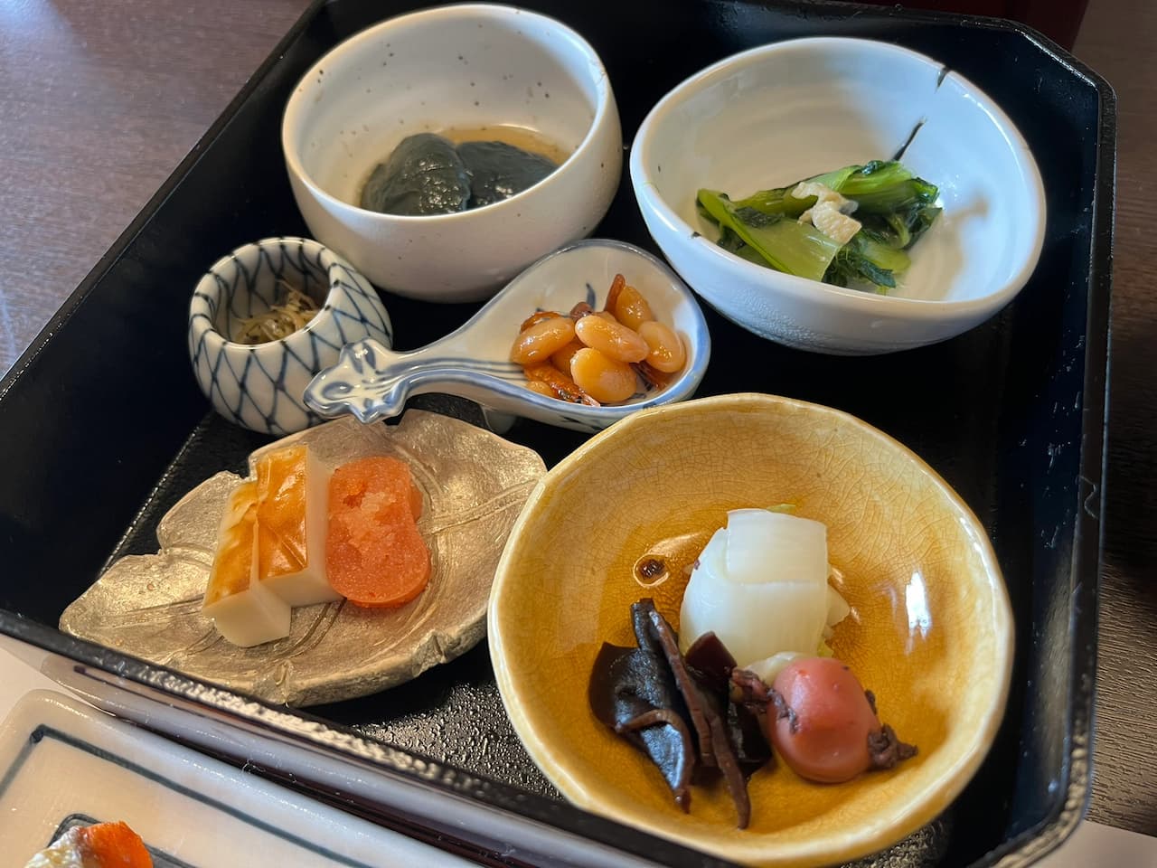 Exquisite kaiseki dinner served in the privacy of the room at Ginsuisou Choraku, featuring a variety of traditional Japanese dishes