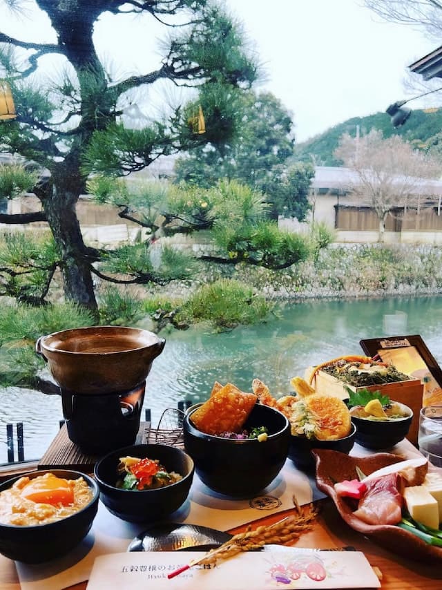 Scenic riverside seating at Arashiyama Itsukichaya in Kyoto