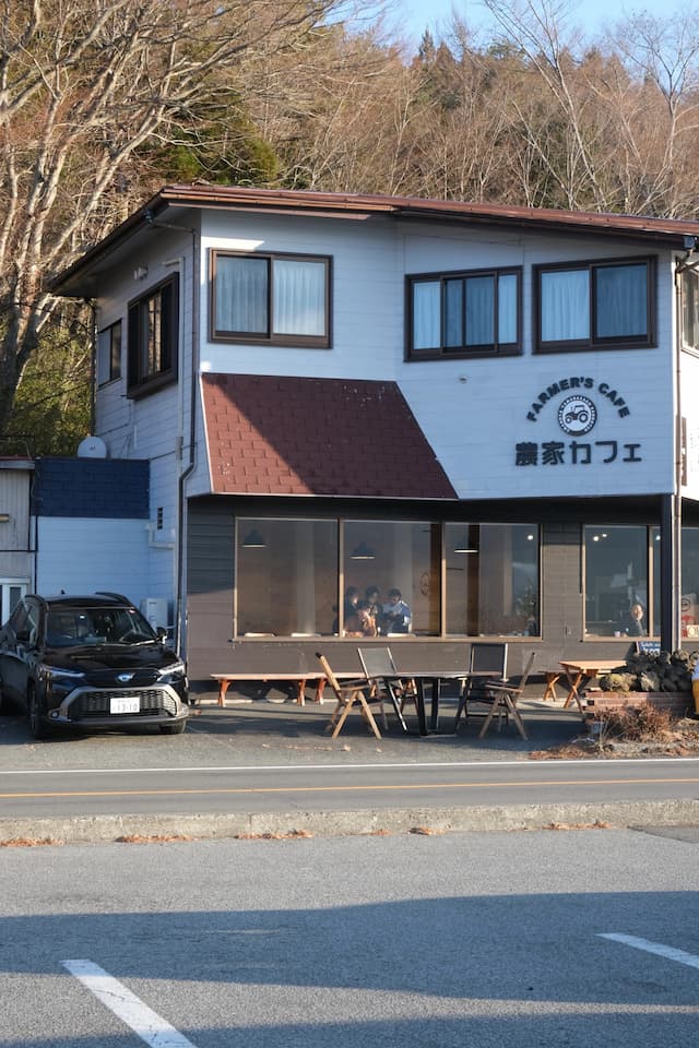 農家カフェCafe by the Lake Yamanaka offering early morning service, scenic lake views