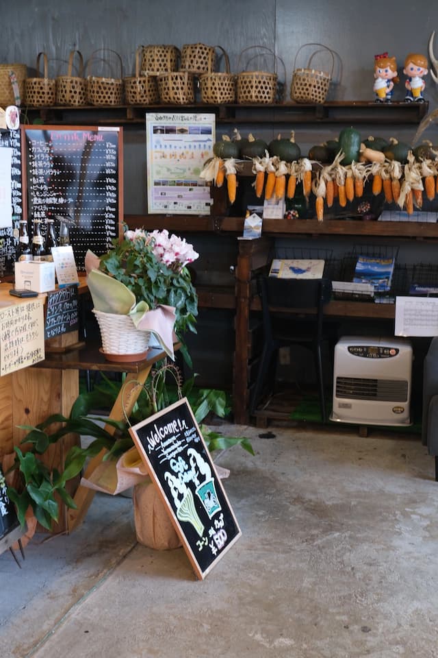 農家カフェCafe by the Lake Yamanaka offering early morning service, scenic lake views