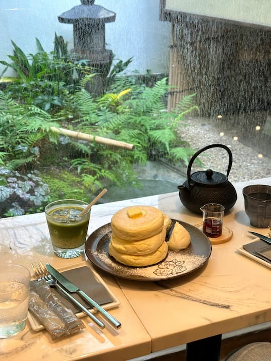 Fluffy soufflé pancakes at Micasadeco & Cafe restaurant in Kyoto